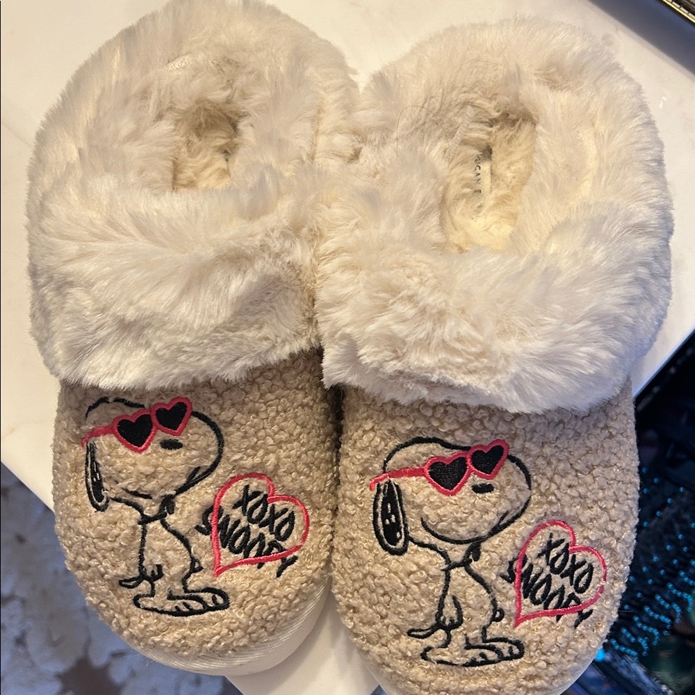 Snoopy Slippers
Size 7
Good condition 
Taupe with faux fur lining
